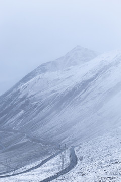 高原雪山水墨自然风光