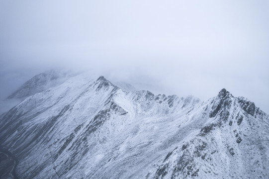 雪山水墨画自然风光