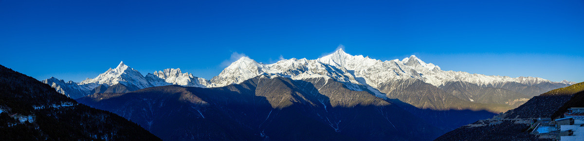 山峰高原雪山全景图