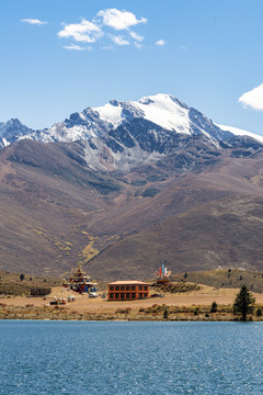雪山脚下的藏传佛教寺庙
