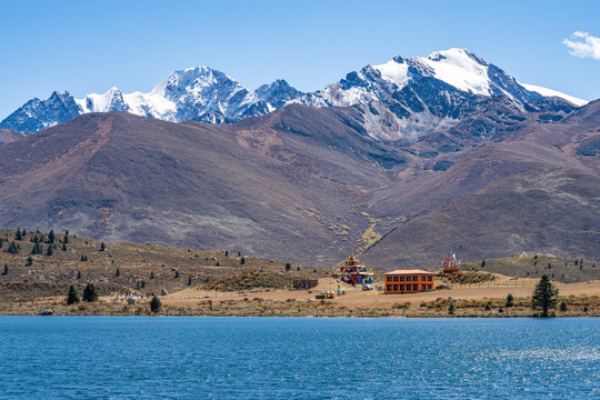 雪山脚下的寺庙和湖泊