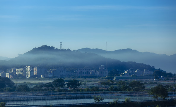 晨雾中的小村