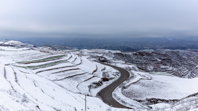 雪地蜿蜒的道路