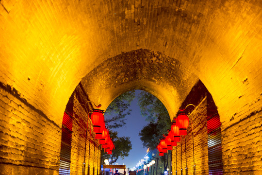 西安城墙门洞夜景