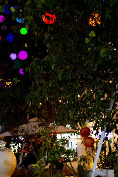 夜晚步行街门面店发光气球