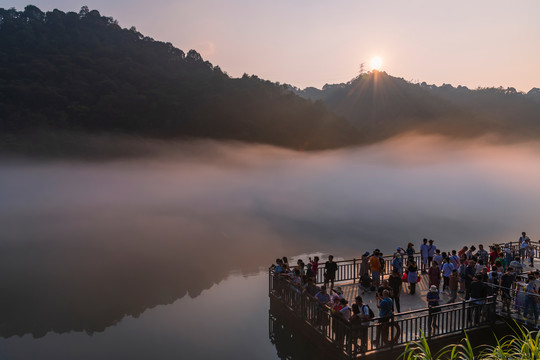 雾漫小东江晨景