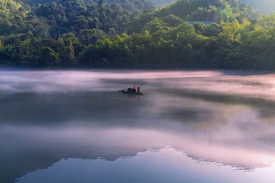 雾漫小东江晨景