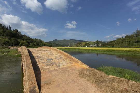 云南泸西城子古村石拱桥自然景观