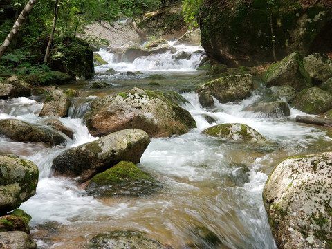 辽宁丹东天桥沟山间溪流岩石瀑布