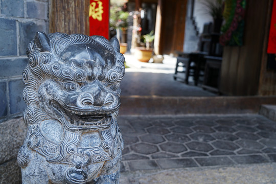 云南丽江古城门口的石狮子雕像