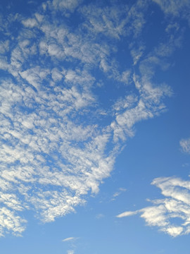 蓝天稀疏云
