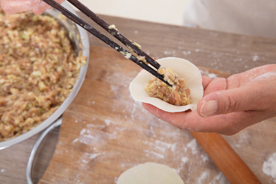 中国传统节日前的美食饺子的制作