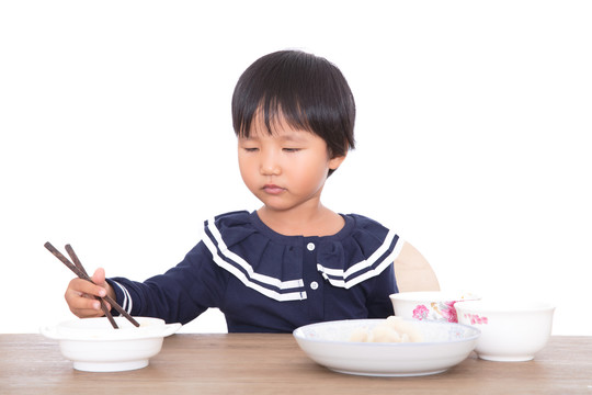 餐桌前的中国小女孩在吃饭