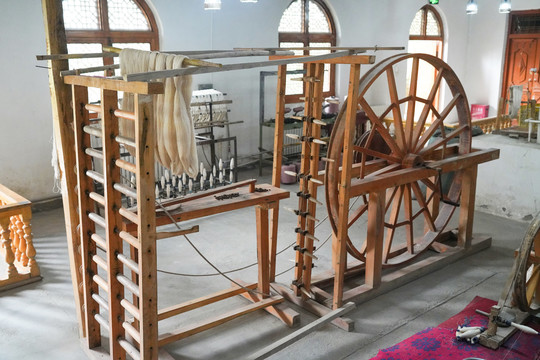 传统手工缫丝丝织工艺