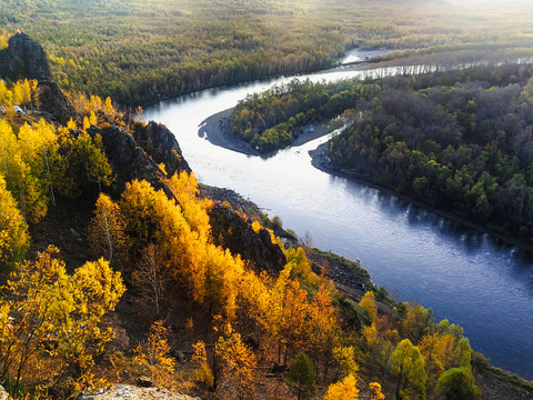 秋季森林河流清晨