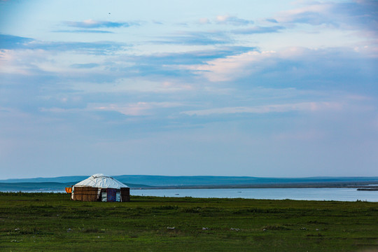 草原傍晚蒙古包湖泊