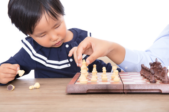 中国小女孩在认真的下国际象棋