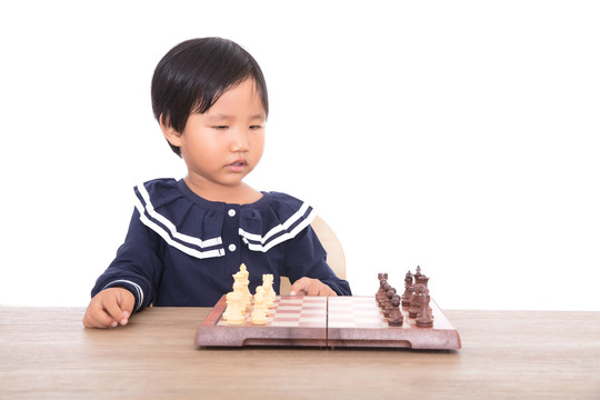 孩子下国际象棋棋盘上的特写