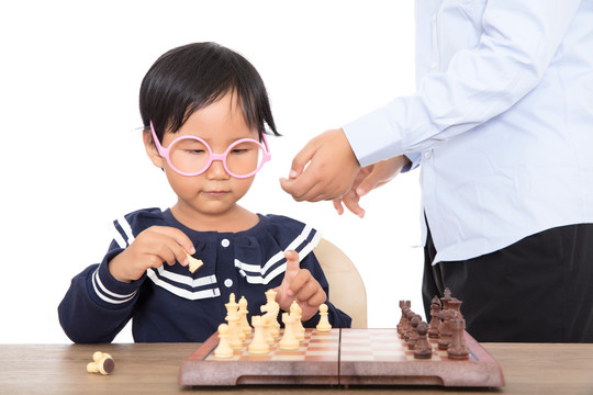 孩子下国际象棋棋盘上的特写