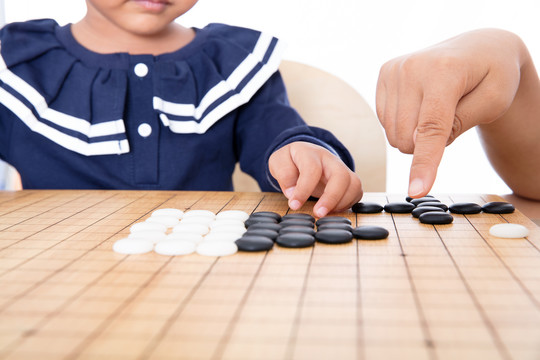 围棋老师在辅导孩子如何下围棋