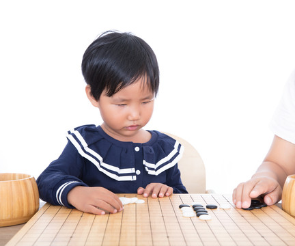 围棋老师在辅导孩子如何下围棋