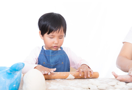 中国小女孩在厨房里学习包饺子