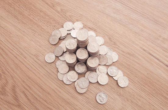 俯视拍摄桌子上一堆美元硬币