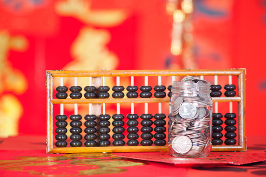 中国传统算珠和一个装满硬币的玻