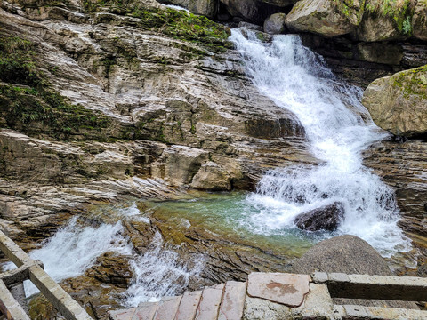 米仓山大峡谷高山流水