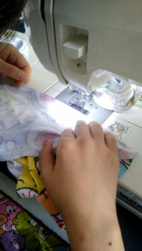 缝纫机女工细节