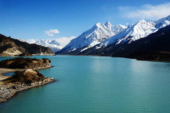 西藏雪山下的然乌湖