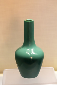 故宫珍宝馆绿色玻璃直口长颈瓶