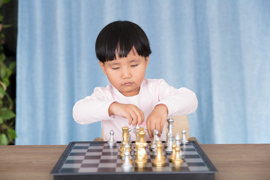 中国小姑娘在学习国际象棋