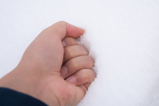 特写拳头击打在洁白的雪地里