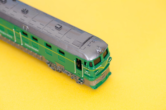 黄色背景上一辆绿皮火车模型