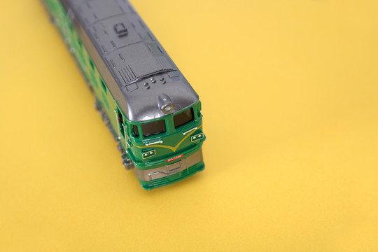 黄色背景上一辆小火车模型