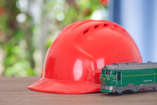安全帽和一辆绿皮火车模型