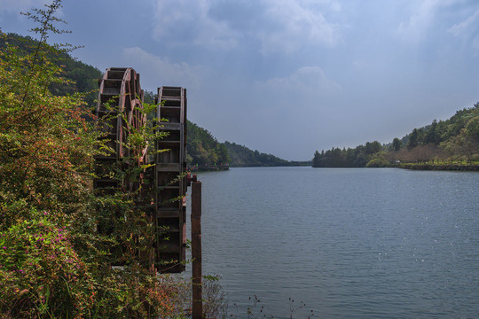 湖光山色中的水车景观