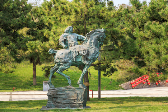 青岛雕塑园草原蒙古族青年和骏马