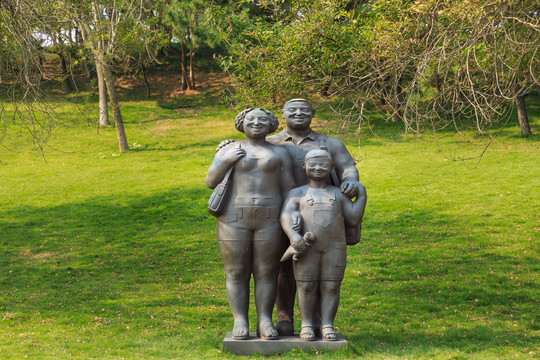 青岛雕塑园阿福一家的旅行雕塑