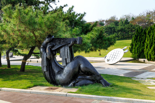 青岛雕塑园弹琵琶的少女塑像