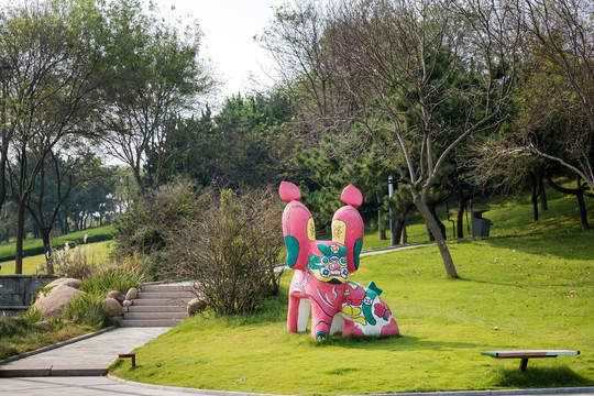 青岛雕塑园彩绘泥塑风格老虎雕塑