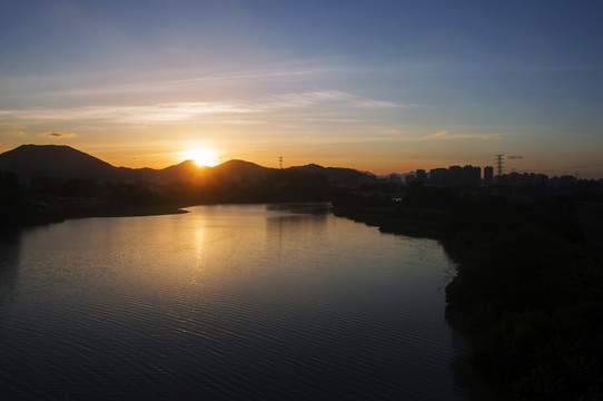 夕阳之下水面景