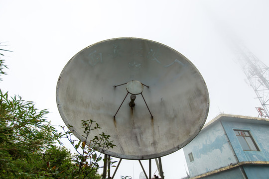 卫星电视信号接收器