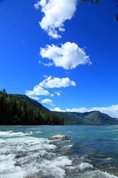 山间溪流