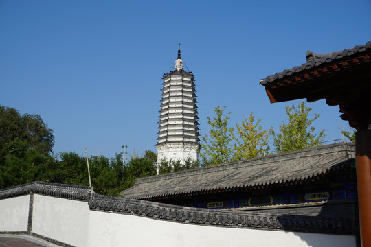 沈阳塔湾蓝天下古建筑舍利塔