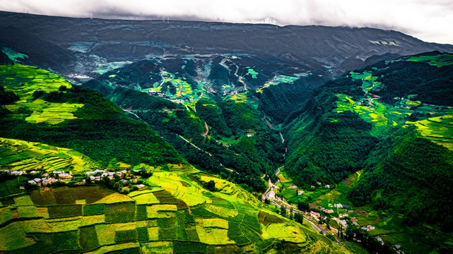 彩色大地四川凉山大风顶龙头山