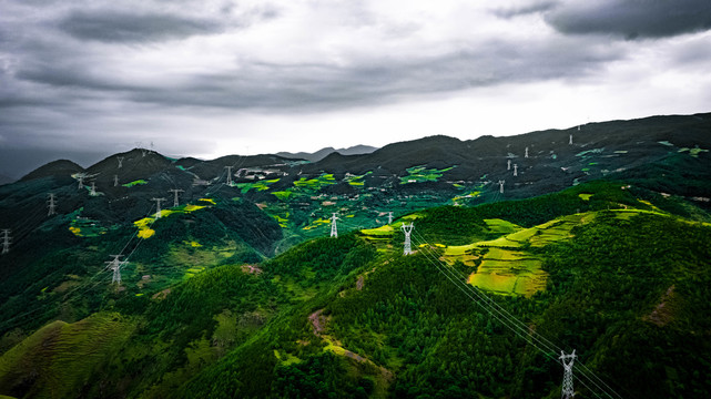 彩色大地四川凉山大风顶龙头山