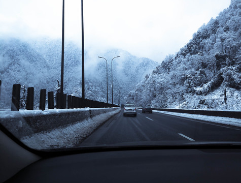 川西拖乌山泥巴山雪景雅西高速