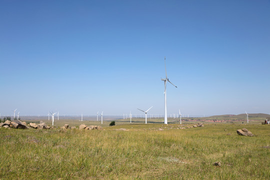中国北方的草原和风力发电风车